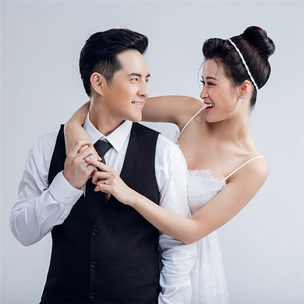 Dong Nhi-Ong Cao Thang danh ca thanh xuan de di an cuoi dong nghiep-Hinh-2