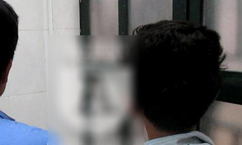 Cậu bé 13 tuổi khai bị 3 kẻ lạ mặt chích ma túy vào tay rồi bị một tài xế xe ôm đưa về nhà, lạm dụng tình dục - Ảnh: An Ninh Thủ Đô