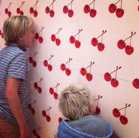 Giấy dán tường Scratch 'n Sniff Wallpaper họa tiết độc đáo, sinh động lại có thể phát ra mùi hương từ họa tiết in trên giấy.