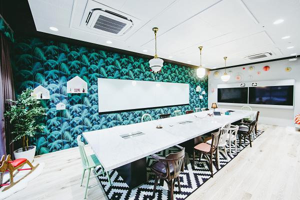 Nhân viên ở đây được khuyến khích “du lịch” tự do giữa các văn phòng, chọn chỗ ngồi tùy ý kể cả trong khi đang làm việc.