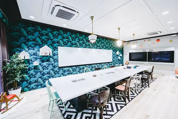 Nhân viên ở đây được khuyến khích “du lịch” tự do giữa các văn phòng, chọn chỗ ngồi tùy ý kể cả trong khi đang làm việc.