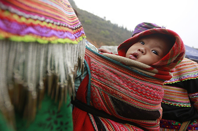 Ngoài việc buôn bán gia súc, gia cầm... chợ phiên Cán Cấu còn có đầy đủ mặt hàng như đồ nông cụ, vải vóc, thực phẩm. Đây cũng là ngày đẹp nhất trong tuần để con theo mẹ xuống chợ, để những cô gái người Mông, Tày, Dao... khoe các bộ quần áo sặc sỡ nhất.