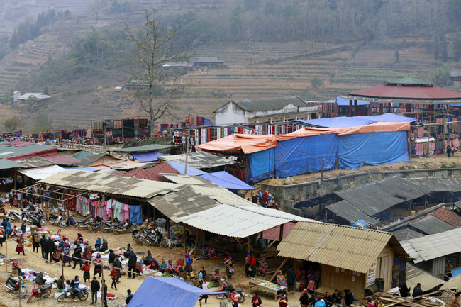 Phiên chợ Cán Cấu họp vào thứ bảy hàng tuần ở lưng chừng con dốc Cán Chư Sử thuộc xã Cán Cấu. Chợ trâu và chim cảnh Cán Cấu kéo dài đến tận quá trưa.