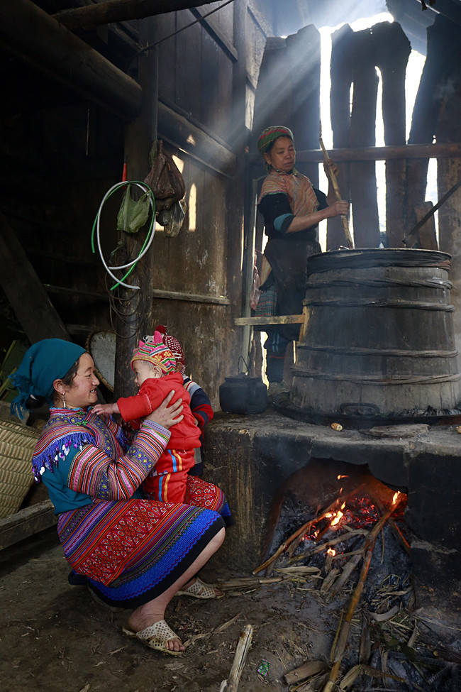 Một đặc sản không thể thiếu khi đến với Cán Cấu nói riêng và huyện Bắc Hà nói chung là rượu ngô. Rượu ở đây được nấu thủ công bằng men lá hồng mi, nước để nấu rượu được lấy từ nước trên núi chảy xuống tạo nên một loại rượu có một không hai không nơi nào có được.