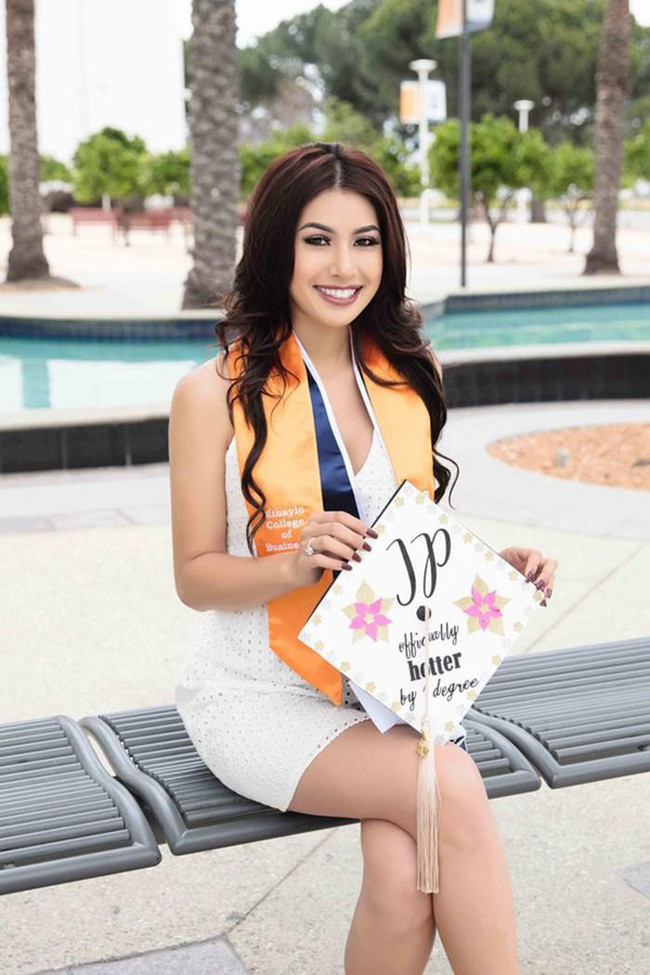 Nhìn bức ảnh này nếu nhiều người không quen biết sẽ nghĩ cô đang tạo dáng chụp ảnh cho một cuộc thi nhan sắc nào đó.