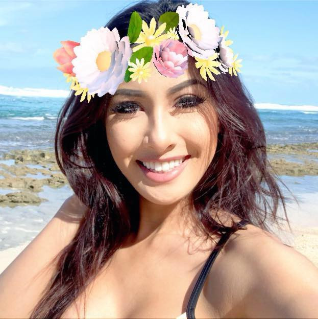 Nếu chị gái sở hữu gương mặt đậm chất Á Đông thì cô em của Hoa hậu Jennifer Phạm lại có ngoại hình khá Tây và hiện đại khi sở hữu sống mũi cao, đôi mắt to sâu, nụ cười rạng rỡ.