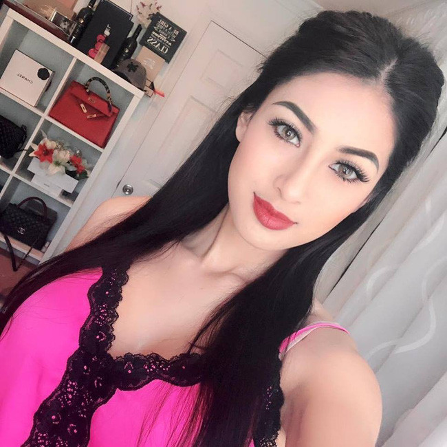 Em gái Hoa hậu Jennifer Phạm có tên là Jacqueline (SN1994), hiện đang định cư tại Mỹ. Cô là sinh viên của cùng lúc 2 ngành Dược và Tâm lý học ở Đại học California tại Irvine, quận Cam.