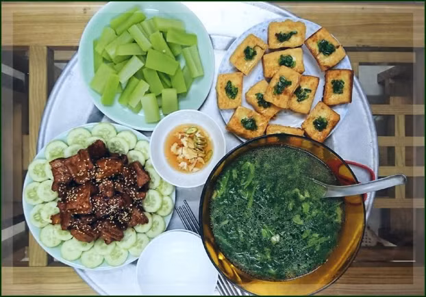 Cân nặng tăng chóng mặt vì đứa cùng phòng mê nấu nướng Nhiều lúc ước được ở cùng đứa nấu ăn ngon để đỡ lo khoản ăn uống nhưng đến khi ở cùng rồi mới thấy hệ quả khủng khiếp đến thế nào. Mỗi ngày ăn đủ 3 bữa cơm ngon đầy ắp đồ ăn, chỉ sau 3 năm sống chung cân nặng tăng chóng mặt.