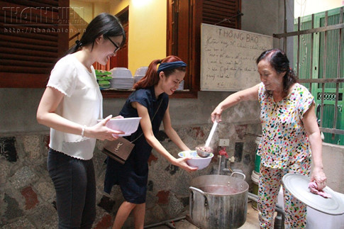 Buồn bực thì thế thôi chứ những khi được bác chủ nhà cho cái bánh, bát canh là ấm lòng May mắn nhất của đám sinh viên đi ở trọ chính là gặp được nhà chủ có tâm. Bác chủ không những không quát mắng mà còn thường xuyên cho đồ ăn ngon vì thương mấy đứa sống xa nhà.