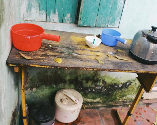 Bực mình vì hàng xóm vô ý thức Với những ai ở dãy trọ dùng chung nhà vệ sinh thì hỡi ôi chỉ đi dọn dẹp sau lưng cũng đủ bực. Chắc hẳn bạn đã không ít lần phải móc cống vì mớ tóc rụng của cô bạn xinh đẹp phòng kế bên.