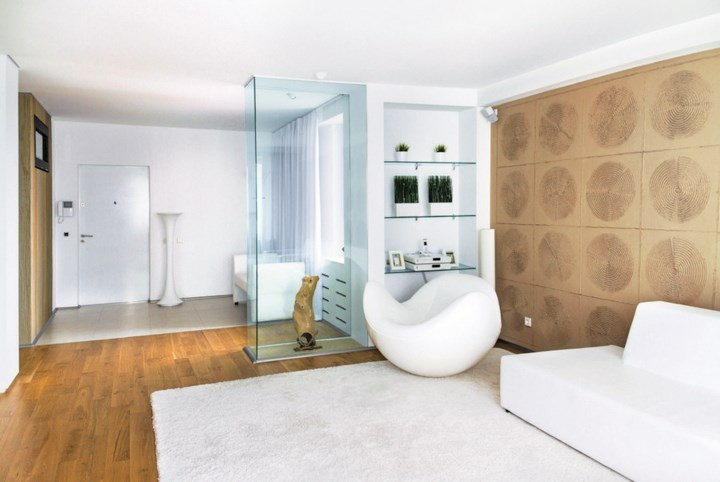 Hộp làm bằng kính cường lực bảo vệ món đồ nghệ thuật mà chủ nhà yêu thích, đồng thời cũng là vách ngăn mang tính “ước lệ” giữa phòng khách và nơi thư giãn.