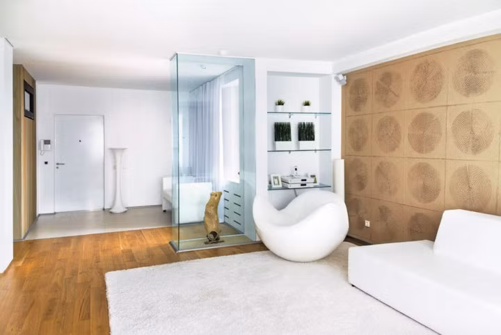 Hộp làm bằng kính cường lực bảo vệ món đồ nghệ thuật mà chủ nhà yêu thích, đồng thời cũng là vách ngăn mang tính “ước lệ” giữa phòng khách và nơi thư giãn.