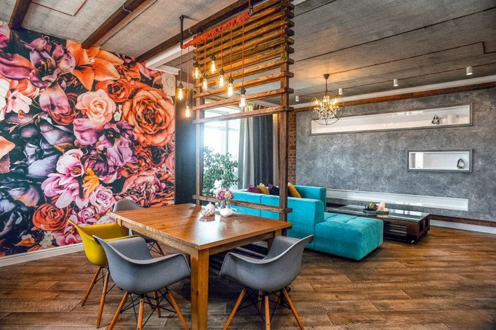 Kệ gỗ ngang tạo thành một bức tường ngăn cách giữa bàn ăn và phòng khách.