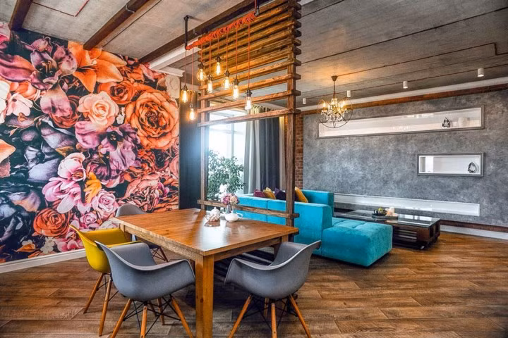 Kệ gỗ ngang tạo thành một bức tường ngăn cách giữa bàn ăn và phòng khách.