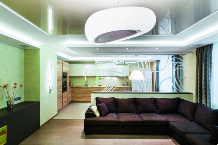 Chiều dài bức tường kính hoàn toàn bằng với chiều dài của ghế sofa trong phòng khách giúp đóng khung khu vực này hiệu quả. Kính được trang trí với các hoa văn trừu tượng áp dụng với kỹ thuật phun cát độc đáo.