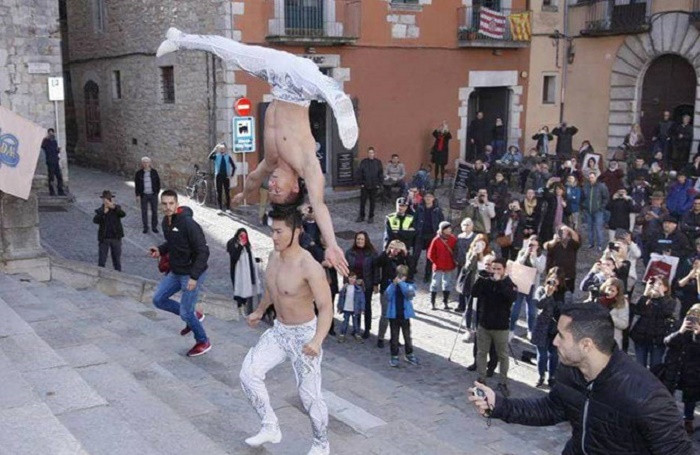 Vừa bước đến bậc thang cuối cùng, chân Quốc Cơ cứng như đá, không di chuyển được nữa. Nhưng khi biết mình hoàn thành chỉ với 52 giây, cả hai vỡ òa hạnh phúc xung quanh là những tràn vỗ tay chúc mừng của mọi người. Thời điểm đó, các trang báo nước ngoài như Strait Times, Emporda - trang tin địa phương của Tây Ban Nha, NBC News dành rất nhiều lời khen cho bộ đôi nghệ sĩ Việt Nam.