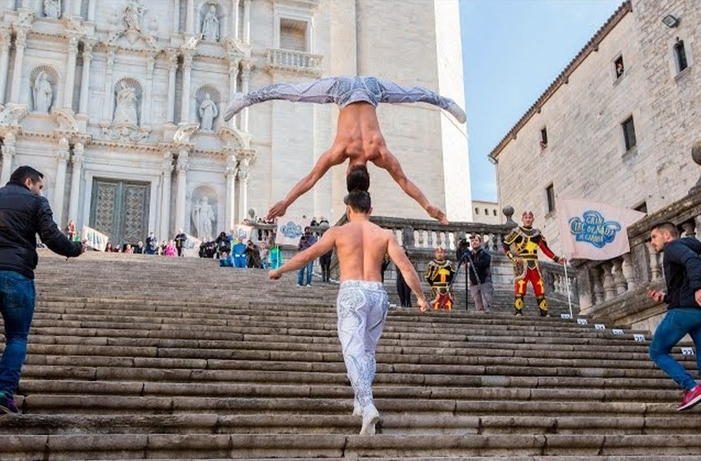 Trước đó, 2 anh em từng phá kỷ lục Guinness về giữ thăng bằng trên đầu khi đi hết 90 bậc thang Nhà thờ Chánh tòa tại Girona, Tây Ban Nha. Ngày biểu diễn, anh em nghệ sĩ xiếc phải khởi động thật kỹ để làm ấm người vì lúc diễn không được đeo bất cứ phụ kiện gì và không mặc áo, bởi chỉ 1 gram cũng nặng với Quốc Cơ. Khi bước tới bậc thang thứ 60, Quốc Cơ gần như kiệt sức, có những bước đi chệch choạng, Quốc Nghiệp phải nương người theo anh trai.