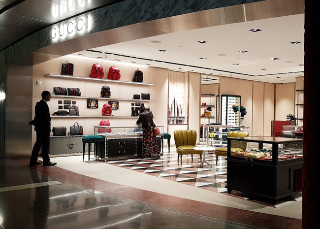 Sân bay có vô số cửa hàng của thương hiệu cao cấp lớn như Gucci, Burberry, Swarovski và Coach.