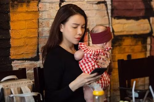 Tra Ngoc Hang bi mat lam me don than, giu kin danh tinh bo con gai