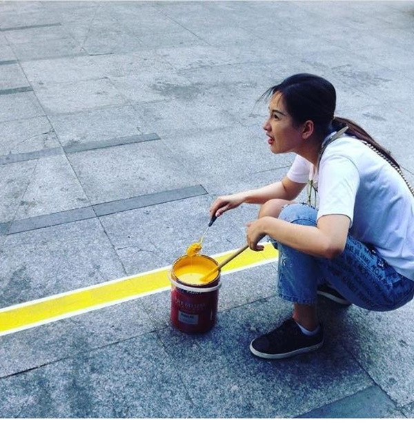 Là người sở hữu rất nhiều món hàng hiệu nhưng rất ít khi cô khoe trên trang cá nhân, thay vào đó chỉ là những hình ảnh giản dị.