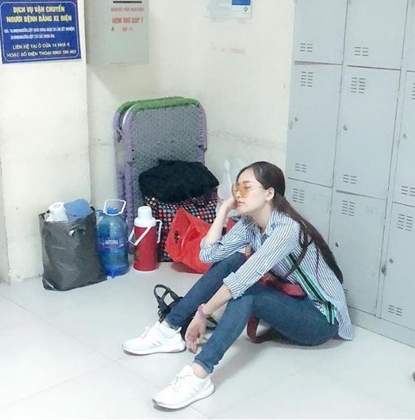 Đến cả hình ảnh ngồi chờ trong bệnh viện, người đẹp họ Mai cũng chẳng cần phải "màu mè" tạo dáng bên giường bên hay chọn những góc đẹp nhất mà ngồi bệt hẳn xuống đất.