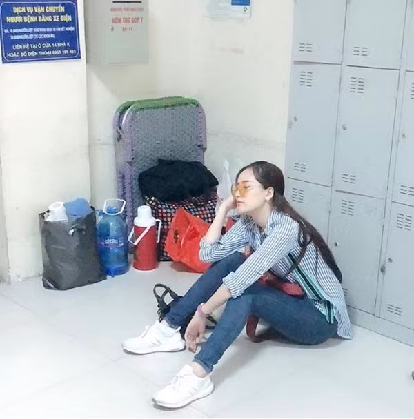 Đến cả hình ảnh ngồi chờ trong bệnh viện, người đẹp họ Mai cũng chẳng cần phải "màu mè" tạo dáng bên giường bên hay chọn những góc đẹp nhất mà ngồi bệt hẳn xuống đất.