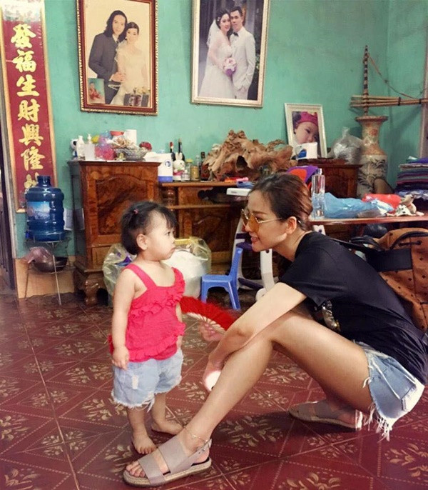 Chưa dừng lại ở đó, người đẹp còn đọ chân dài với… em bé.