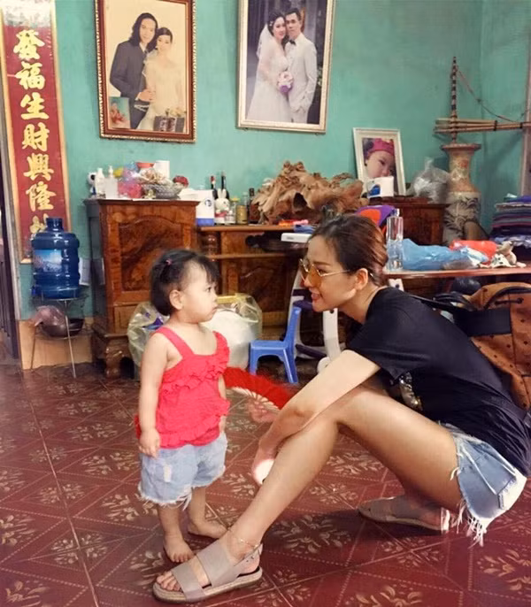 Chưa dừng lại ở đó, người đẹp còn đọ chân dài với… em bé.