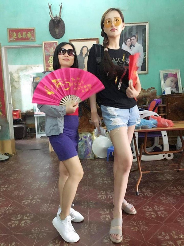 Tự tin pose ảnh đầy thần thái bên bạn bè mà chẳng cần phải "diễn sâu".