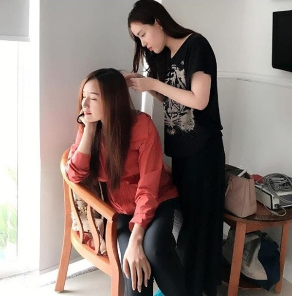 Đăng tải hình ảnh được em gái nhổ tóc bạc, người đẹp hóm hỉnh đính kèm dòng caption “khi em gái yêu mái tóc bạc của bạn”.