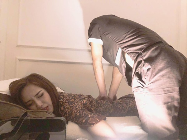 Được người khác massage lưng, hoa hậu Mai Phương Thúy cũng thoải mái chia sẻ với người hâm mộ cùng biểu cảm gương mặt thật "khó đỡ".