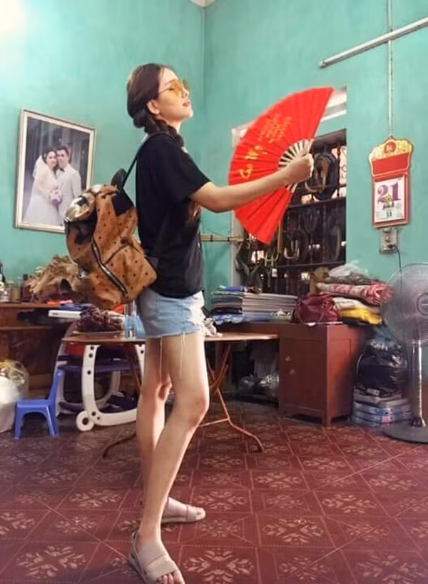 Tư thế tạo dáng khó hiểu của Mai Phương Thúy được nàng hậu vô tư chia sẻ trên trang cá nhân.