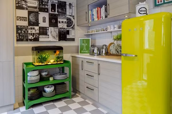 Không gian bếp ngăn nắp, bể cá nhỏ xinh vừa hợp phong thủy, vừa làm cho không gian bếp trở nên đầy sức sống, gần gũi với thiên nhiên.