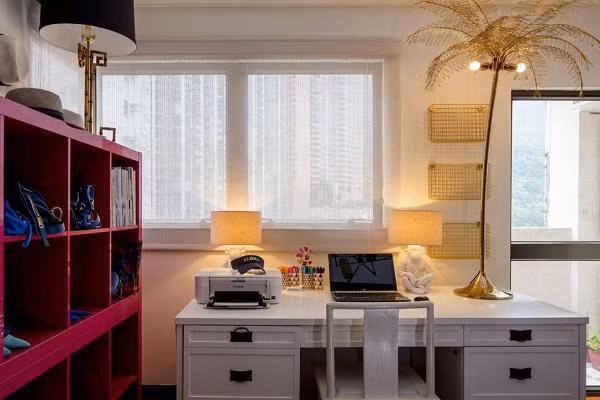 Phòng làm việc đơn giản, gọn gàng.