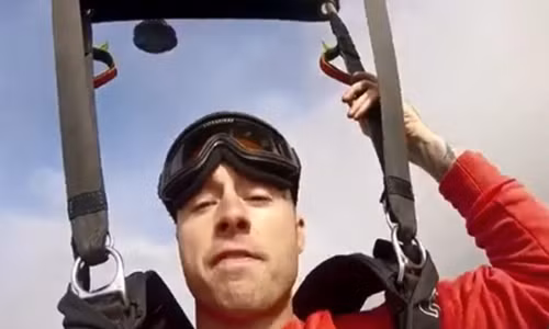 Nam ca si tre nga chet khi dang bieu dien tren khong trung