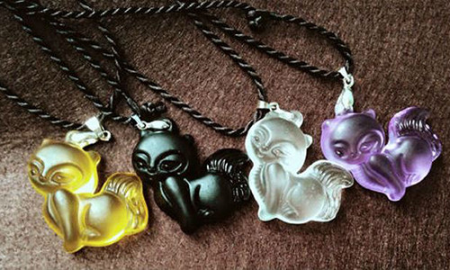 Những viên đá hình hồ ly sẽ được gắn với trang sức vàng, bạc.