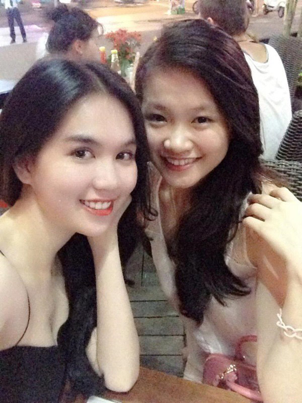 Ngọc Trinh chia sẻ cô từng quen biết Tân Hoa hậu Trái đất 2018 từ nhiều năm về trước, khi đó Phương Khánh lấy nghệ danh là Ngọc My. “Em ấy có qua spa tắm trắng, mua đồ ở shop nên hai chị em quen biết nhau. Trong một lần tình cờ gặp anh Vũ Khắc Tiệp, anh ấy thấy cô bé xinh nên có rủ hai chị em chụp chung một bộ hình. Chúng tôi quen biết vậy thôi chứ không đến mức quá thân thiết.