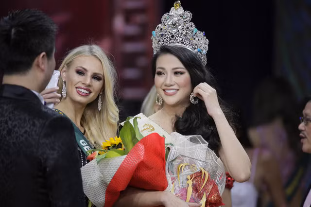 Ngoc Trinh tiet lo Hoa hau Phuong Khanh tam trang tu nam 17 tuoi