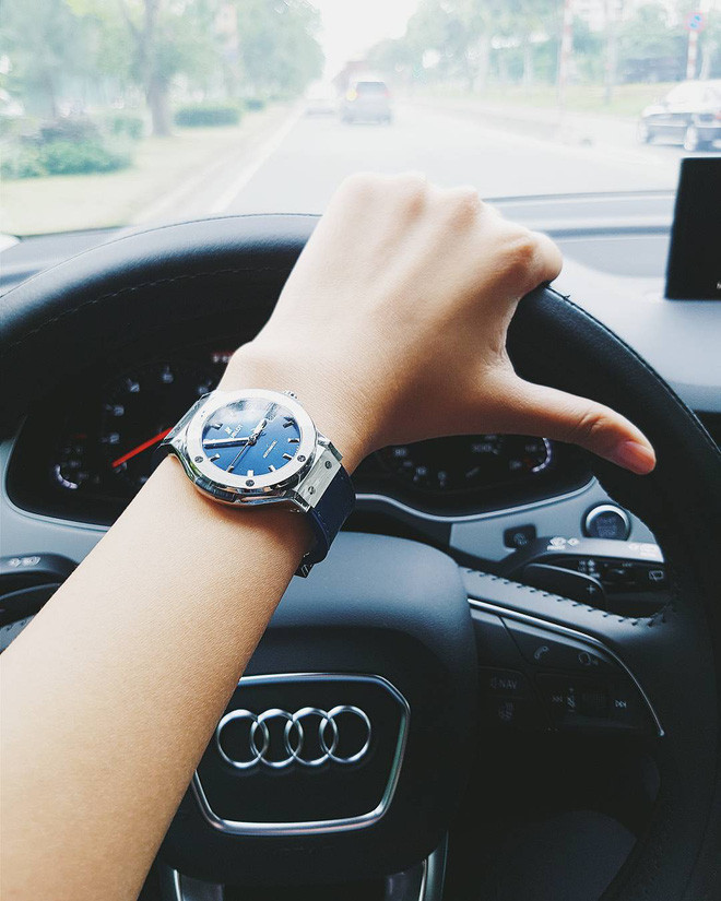 Nhắc tới Thanh Hằng, phải nhắc tới hàng hiệu. Là người biết hưởng thụ cuộc sống, Thanh Hằng có quan điểm sống khá rõ ràng. Theo cô, phụ nữ phải biết tự yêu lấy chính bản thân mình. Xuất hiện trên thảm đỏ hay trong cuộc sống đời thường, người đẹp luôn khiến công chúng phải trầm trồ trước BST kính, quần áo, giày dép, túi xách... hàng hiệu đắt đỏ của các thương hiệu nổi tiếng như Christian Louboutin, Dior, Lucifer Bow, Burberry, Salvatore Ferragamo, Herve Leger...