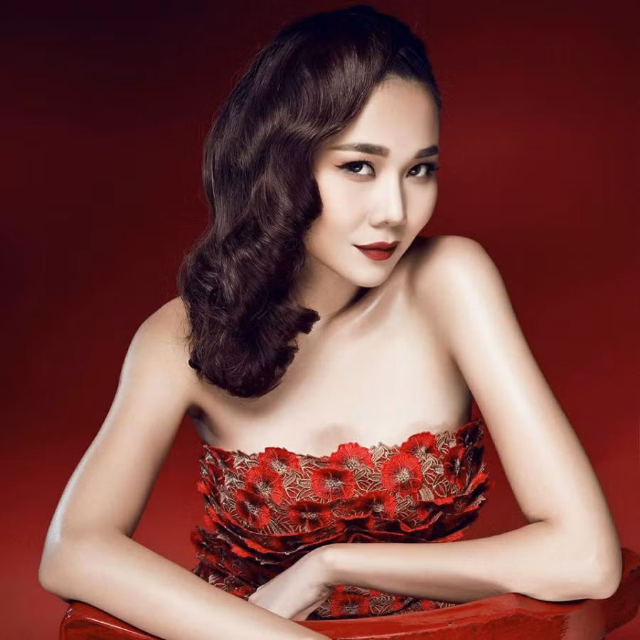 Bắt đầu từ năm 2002, Thanh Hằng đăng quang ngôi vị Hoa hậu phụ nữ Việt Nam qua ảnh. Cũng từ đây, showbiz Việt biết đến một cái tên Thanh Hằng. Và nhiều năm sau đó, dù cho có rất nhiều người mẫu nổi danh khác thì Thanh Hằng vẫn vững vàng trên vị trí vedette của làng mẫu Việt trong thời gian khá dài.