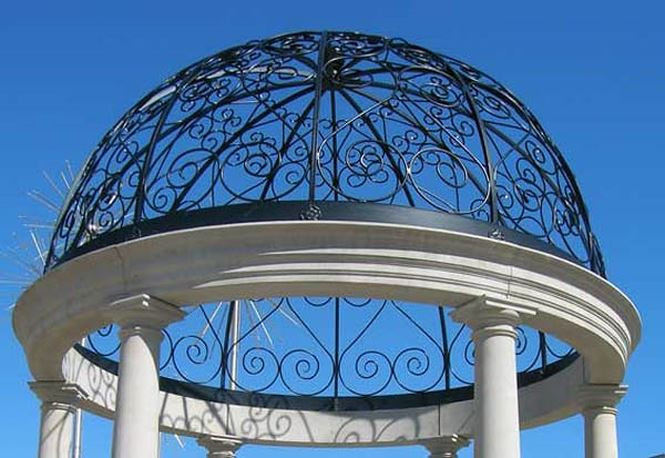 Mái che khung kim loại thường được các cặp vợ chồng trẻ lựa chọn nhiều hơn. Với thiết kế và màu sắc đơn giản được điều khiển từ xa. Ưu điểm vượt trội của thiết kế này là có thể tùy chỉnh chế độ ánh sáng: phơi khô đồ giặt, tạo bóng mát, tránh hướng mặt trời,… chỉ đơn giản bằng một nút bấm.