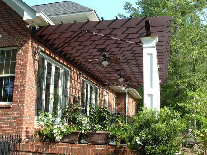 Mái che bằng gỗ là ý tưởng thiết kế suốt nhiều năm qua với dạng mái vòm truyền thống rất đơn giản để xây dựng. Thiết kế trực tiếp vào tường nhà khá chắc chắn nên hoàn toàn yên tâm về tính kiên cố. Với chất liệu bằng gỗ sẽ làm tăng lên nét thanh lịch, ấm áp cho ngôi nhà. Đặc biệt là khả năng chống nắng khá tốt, tạo cảm giác mát mẻ.