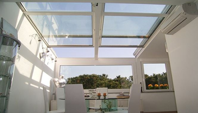 Thiết kế mái che phải cân đối với diện tích ngôi nhà: Dĩ nhiên là mái hiên phải có đủ độ cao và độ rộng để vừa đủ che nắng, che mưa mà không làm mất không gian ngôi nhà. Mỗi mái che cũng cần có đủ độ thoáng để mang lại ánh sáng cho căn nhà. Không nên làm mái hiên quá dài với nhà mặt tiền: Điều này sẽ làm che khuất mặt tiền ngôi nhà và tạo cảm giác lụp xụp mất thẩm mỹ. Với cách thiết kế mái hiên quá dài tạo cảm giác không gian ngôi nhà thiếu ánh sáng, che khuất đi phần kiến trúc bên trong ngôi nhà. Nhưng bạn cũng đừng nên làm quá ngắn sẽ tạo cảm giác thiếu hụt, không phát huy hết công năng của mái che.