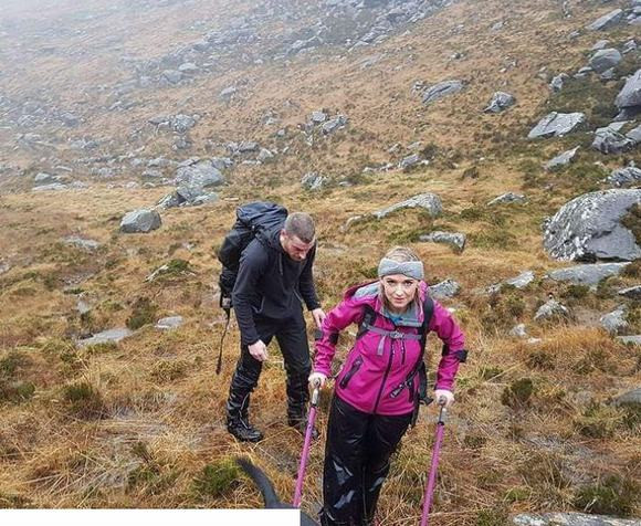 Một người phụ nữ bị chẩn đoán mắc bệnh ung thư đang cố gắng chiến đấu với bệnh tật của mình bằng cách tập leo núi.