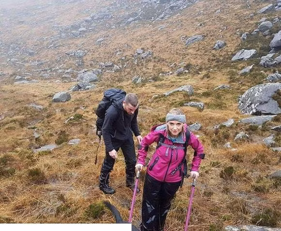 Một người phụ nữ bị chẩn đoán mắc bệnh ung thư đang cố gắng chiến đấu với bệnh tật của mình bằng cách tập leo núi.