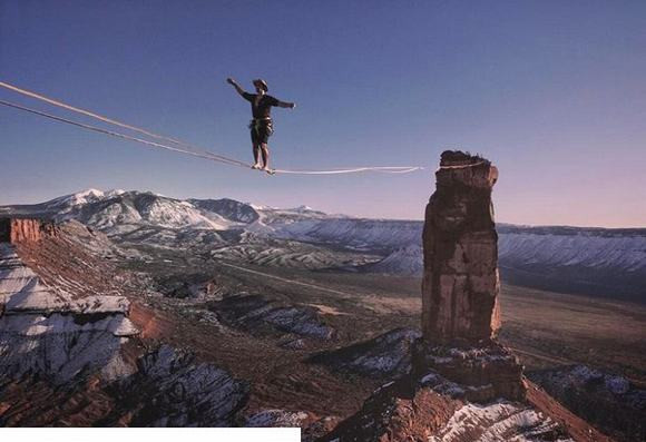 Một người đàn ông đang cố gắng đi bộ trên dây với chiều dài 500 mét ở Castle Valley (Mỹ).