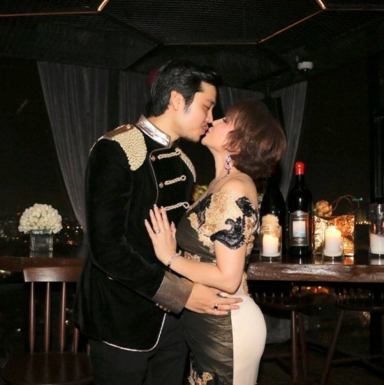 Năm 2016, Vũ Hoàng Việt cho biết anh nhiều lần cầu hôn để muốn "về một nhà" với Yvone Thúy Hoàng nhưng liên tục bị từ chối. Người tình già chỉ muốn "mãi mãi là tình nhân" với anh.