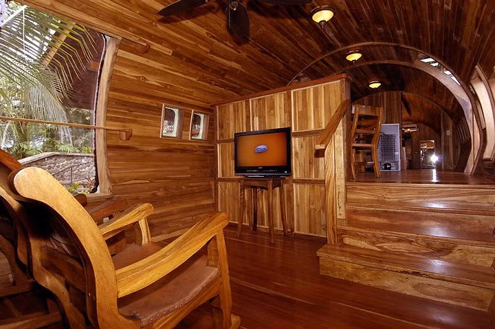 Không gian phòng khách tiện nghi kết hợp cùng bar bên trong máy bay cũ.