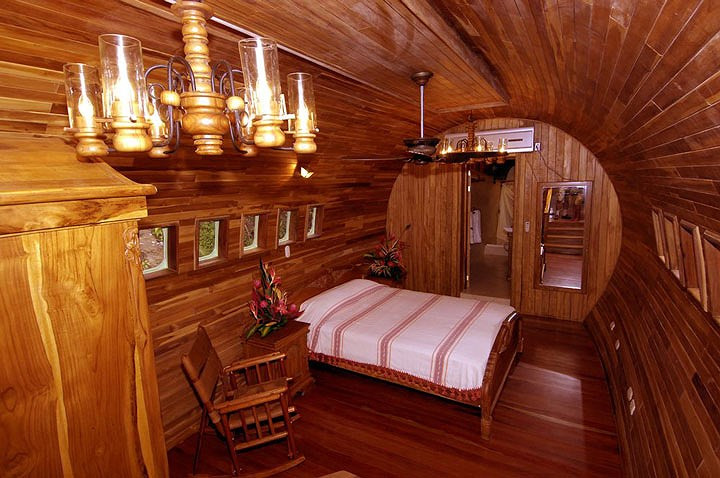 Bên trong khách sạn được bố trí 2 phòng ngủ tuyệt đẹp. Mỗi phòng đều có phòng tắm riêng, phòng bếp nhỏ, khu ăn uống và lối vào riêng.