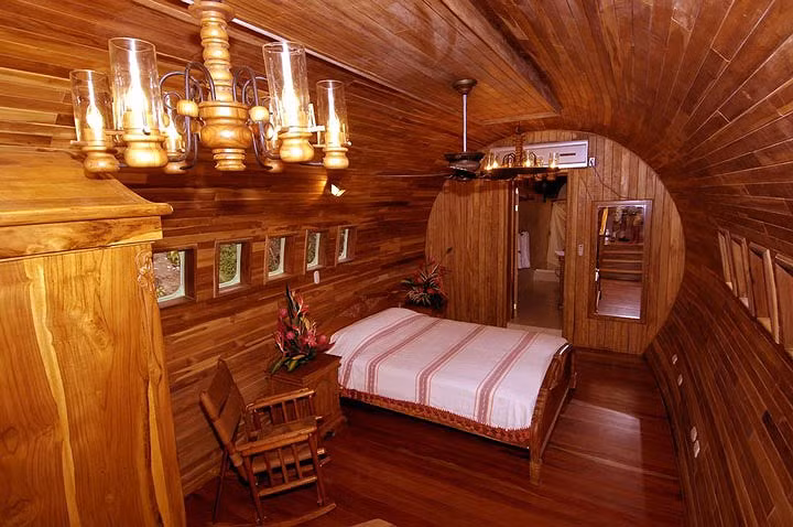 Bên trong khách sạn được bố trí 2 phòng ngủ tuyệt đẹp. Mỗi phòng đều có phòng tắm riêng, phòng bếp nhỏ, khu ăn uống và lối vào riêng.